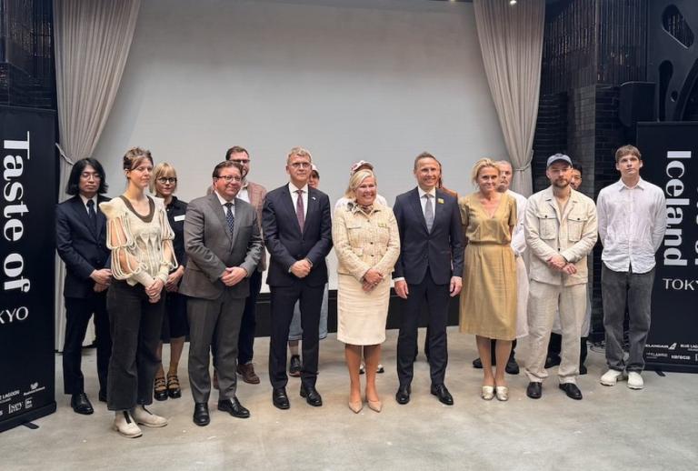 The mayor at a meeting with President Halla Tómasdóttir of Iceland and Japanese female parliamentarians at Tsuda University where they discussed the women's rights struggle in Iceland and the situation in Japan.