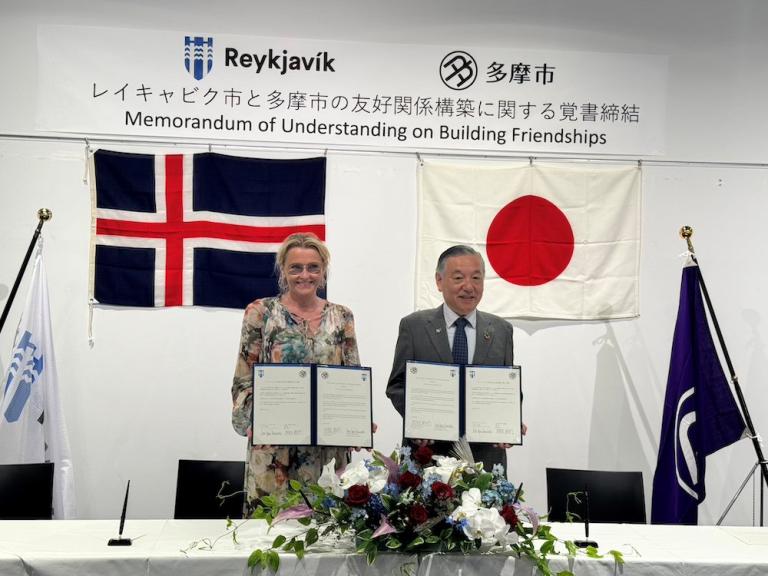 Mayor Heiða Björg Hilmisdóttir and Tama City Mayor Hiroyuki Abe sign a letter of intent to prepare a sister city agreement between the two cities. 