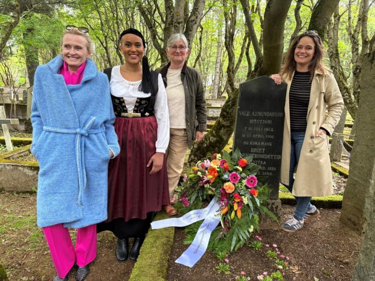 Heiða B. Hilmisdóttir, borgarstjóri, Sanna Magdalena Mörtudóttir, forseti borgarstjórnar, Helga Þórðardóttir, formaður skóla- og frístundaráðs og Líf Magneudóttir, formaður borgarráðs stilltu sér upp við leiði kvenréttindakonunnar Bríetar að lokinni athöfn.
