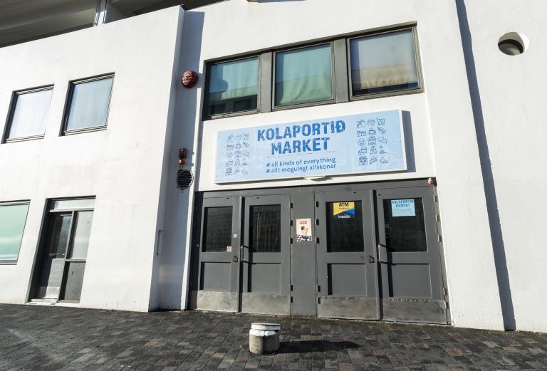 Kolaport, Tryggvagata 19. West entrance viewed from outside.