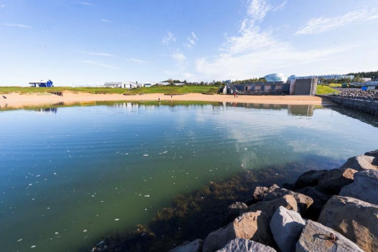 Ylströndin í Nauthólsvík í góðaveðrinu í morgun