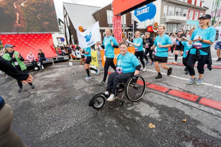 Þátttakendur í Reykjavíkurmaraþoni koma í mark.