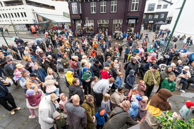 Fjöldi fólks var viðstatt setningu Menningarnætur við Þjóðleikhúsið í dag.