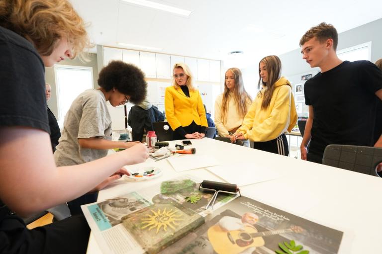 Visual arts students discuss their work with Heiða Björg
