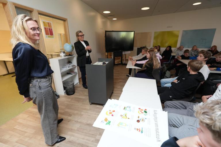 fólk að tala saman