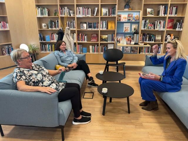 Chatting with knitting club members at Reykjavík City Library in Úlfarsárdalur