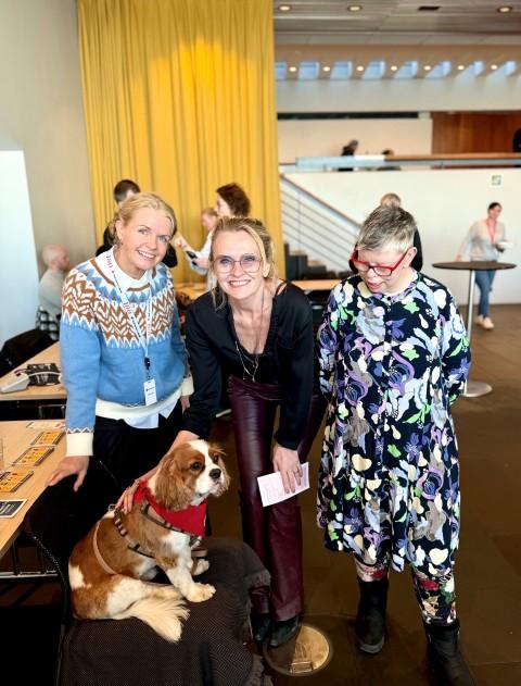 Heiða Björg Hilmisdóttir, borgarstjóri heilsaði upp á einn heimsóknarvin með hund ásamt Steinunni Ásu Þorvaldsdóttir, starfsmaður í Ráðhúsi Reykjavíkur