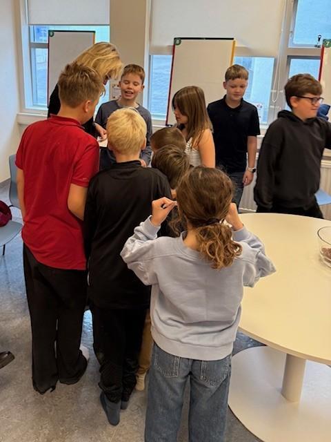 The mayor visited the Student Rights Council at Vesturbæjarskóli.
