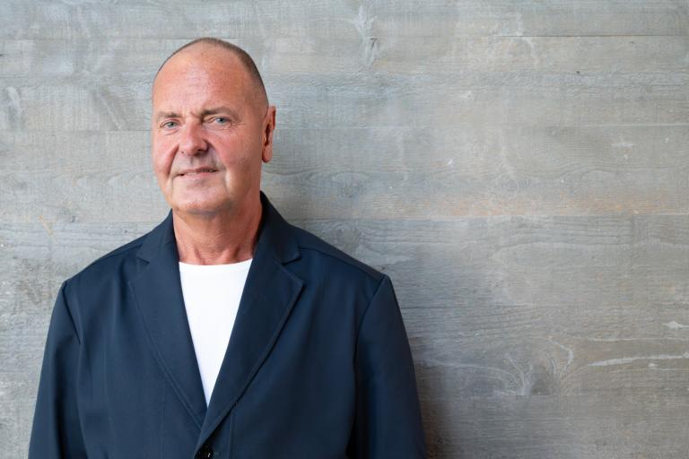 Óskar Sandholt, sviðsstjóri þjónustu- og nýsköpunarsviðs. Portrett við gráan vegg.