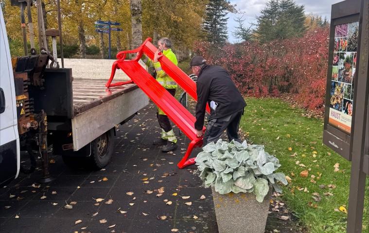 Reykjavík City employees install the chat bench.