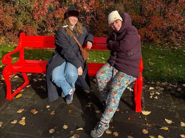 Colleagues Guðný Bára Jónsdóttir and Steinunn Ása Þorvaldsdóttir have a conversation on the chat bench.