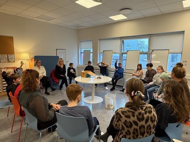 The mayor visited the Student Rights Council at Vesturbæjarskóli.