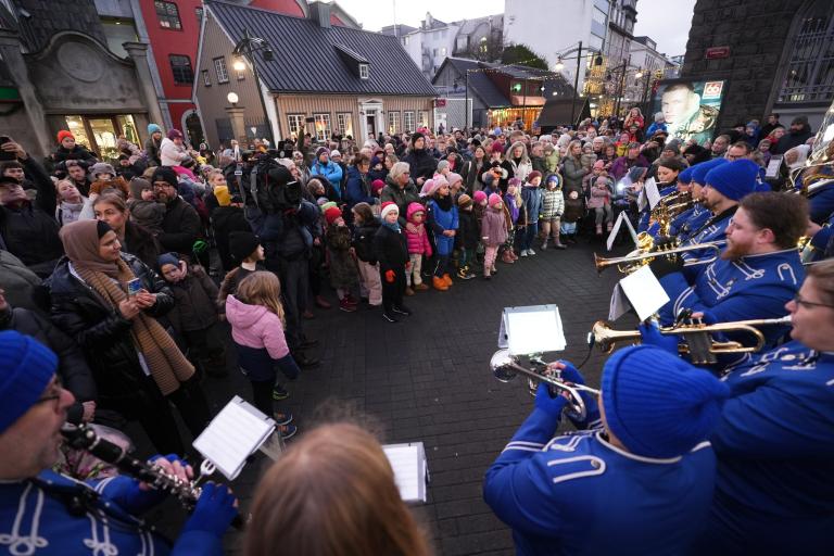 Fjöldi fólks var samankominn á Lækjartorgi til að fylgjast með þegar kveikt var á ljósunum á jólakettinum. 