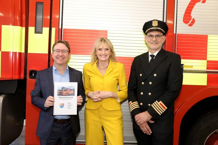 Hermann Jónasson, CEO of the Housing and Construction Authority; Heiða Björg Hilmisdóttir, mayor and chair of the Capital Area Fire Department board; and Jón Viðar Matthíasson, fire chief.