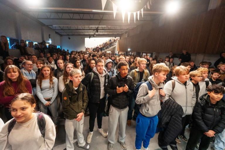 Fjöldi unglinga horfa á svið í Hagaskóla