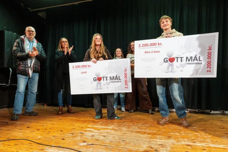 Fjórir einstaklingar og tvær ávísanir á sviði