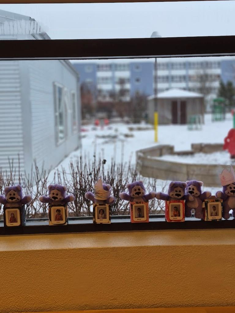 Bangsinn Blær í húsum sem börnin bjuggu til.