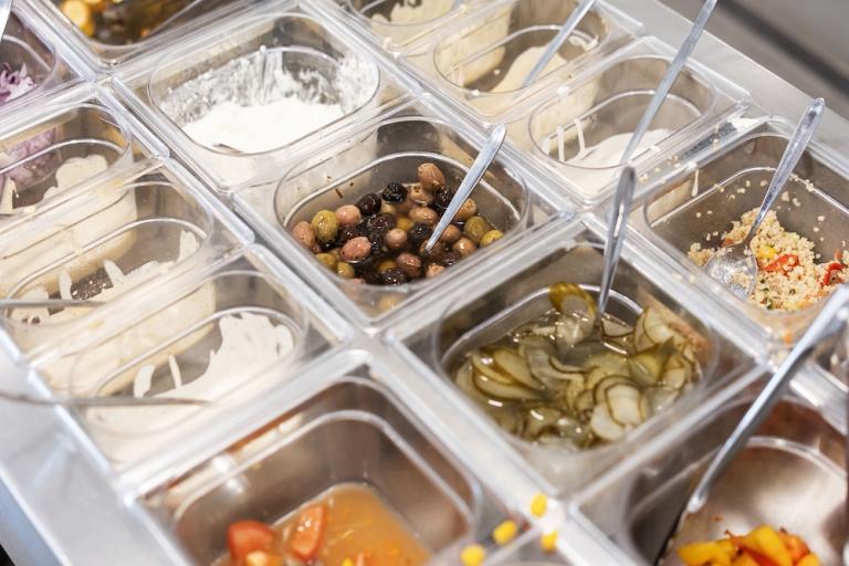 Salatbar með ýmsu úrvali.