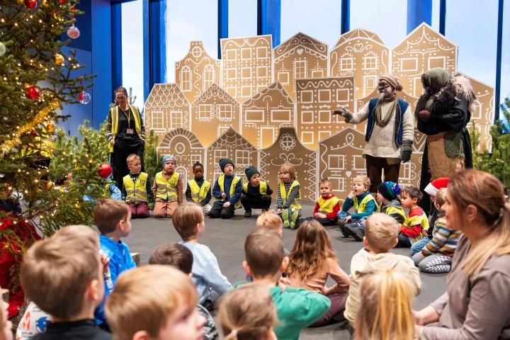 Grýla and Leppalúði tell stories to the children.