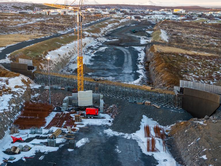 An overview of the bridge construction site.