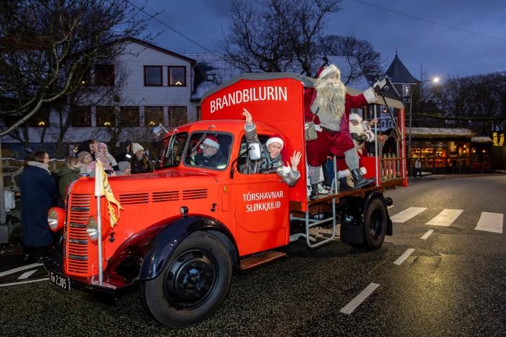 Jólasveinar í brunabíl glöddu vegfarendur. 