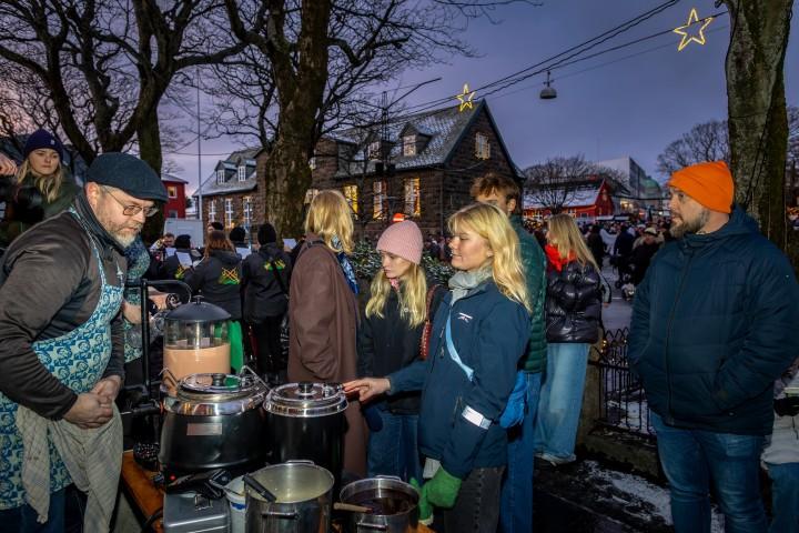 Boðið upp á heitt kakó.