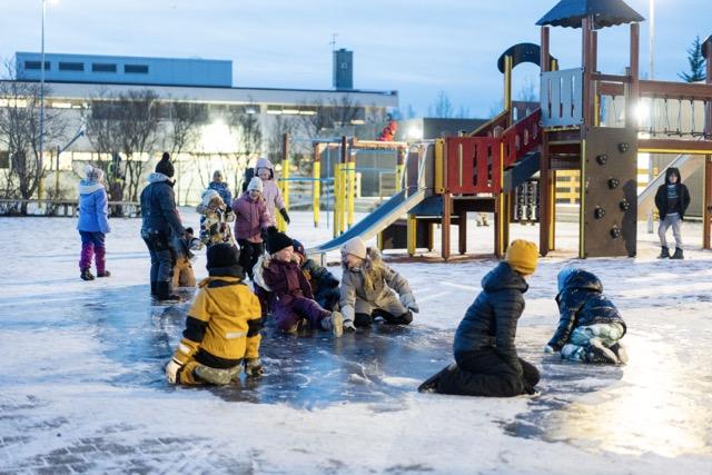 Hólabrekkuskóli í Breiðholti, börn að leika úti.