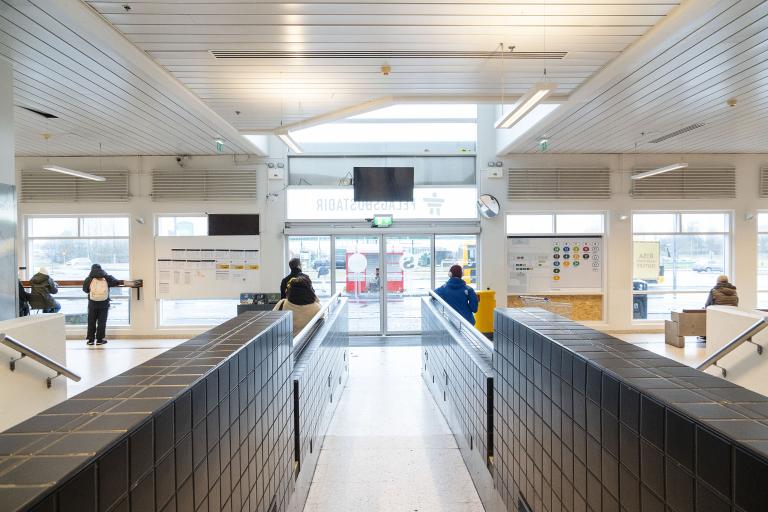 Biðstöðin í Mjódd að innan, horft eftir gangleið út að innganginum