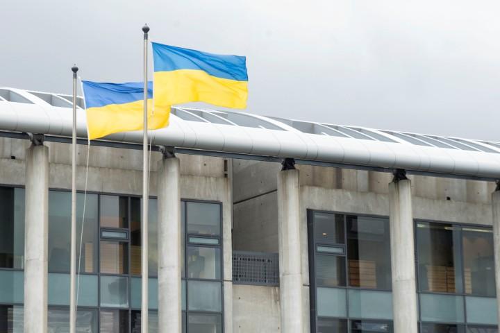 Úkraínska fánanum flaggað við Ráðhúsið í febrúar árið 2022