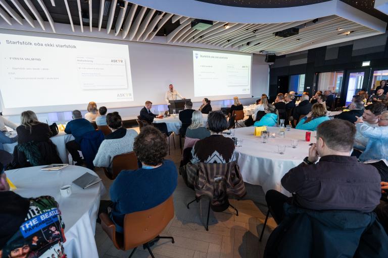 Frá öryggisviku 2026. Fólk við hringborð að hlusta á fyrirlesara. Öryggisverðir og öryggistrúnaðarmenn sóttu ráðstefnu þar sem sérfræðingar í vinnuvernd fluttu fjölbreytt erindi.