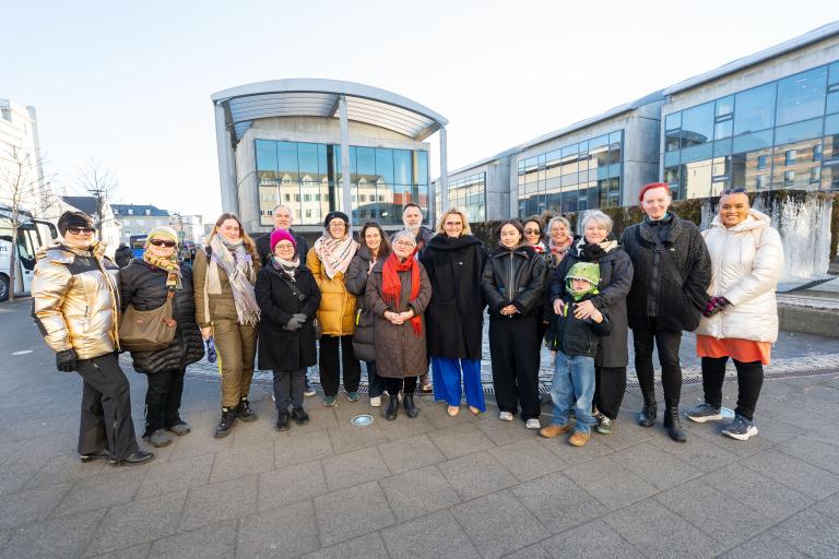 Hópur fólks við Ráðhúsið eftir að grænlenski fáninn var dreginn að húni.