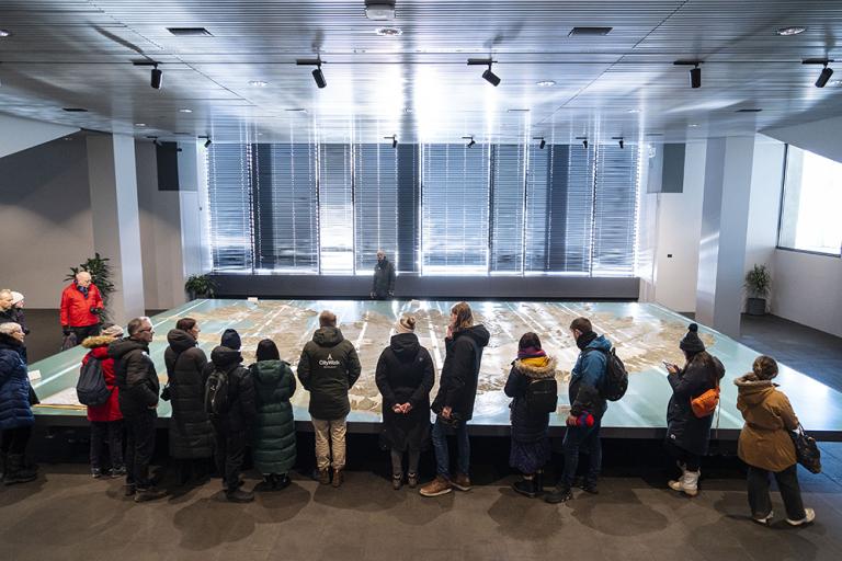 Mynd af hópi fólks að skoða Íslandslíkanið í Tjarnarsal Ráðhúss Reykjavíkur.