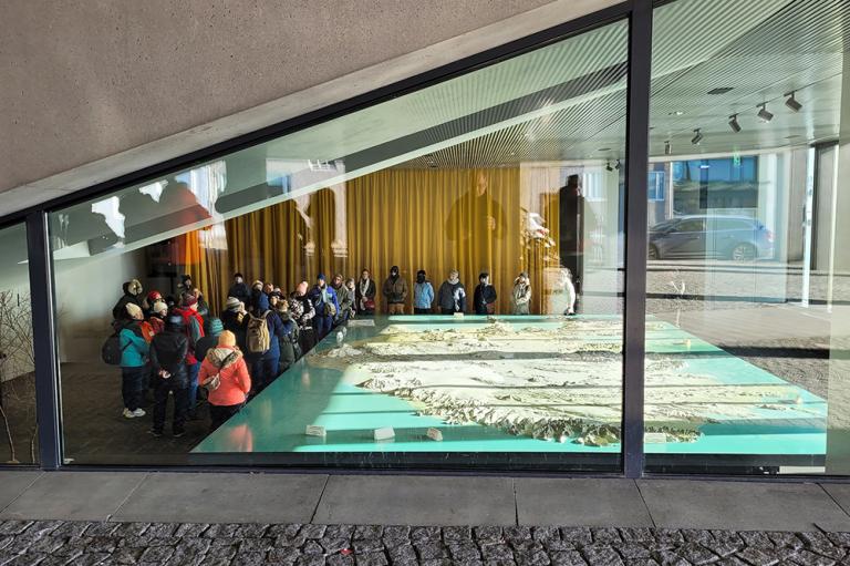 Mynd af hópi fólks að skoða Íslandslíkanið í Tjarnarsal Ráðhúss Reykjavíkur.