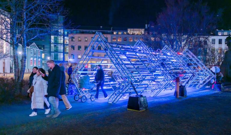 The light art installation Ljóslifandi at Austurvöllur