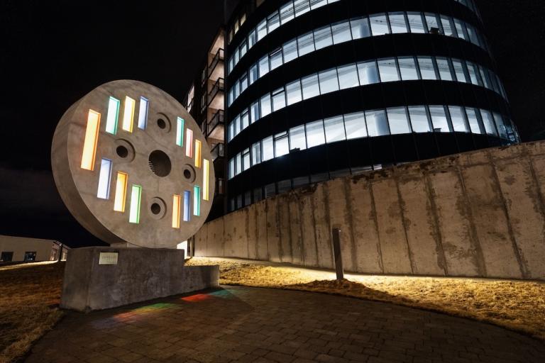 Marglitt listaverk við steinsteypt hús.