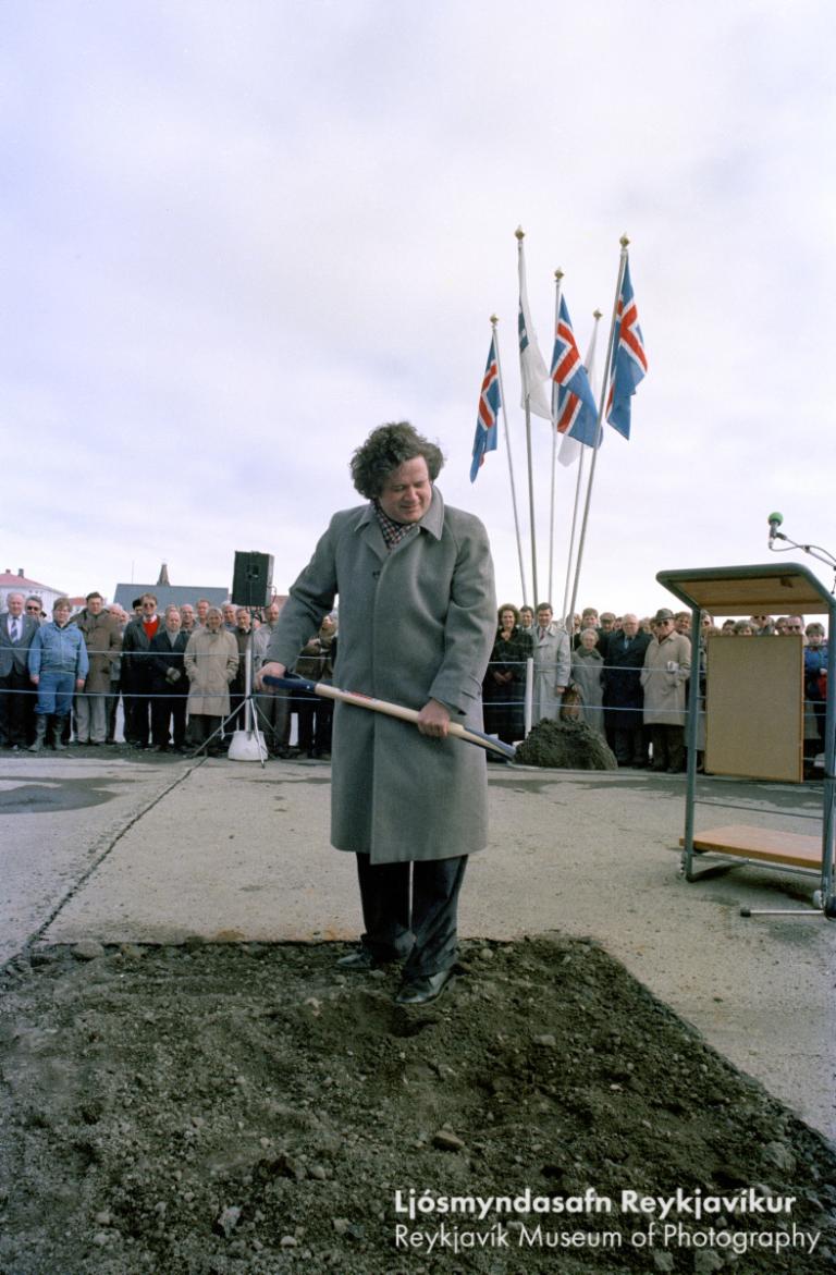 Davíð Oddsson tekur fyrstu skóflustunguna að Ráðhúsi Reykjavíkur í apríl 
