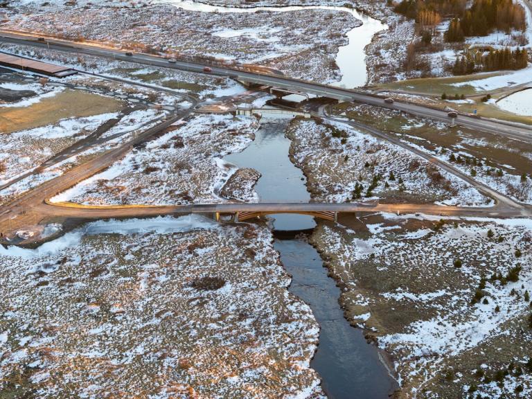 Loftmynd af á og tveim brúm.