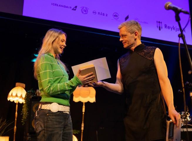 Lára varð í þriðja sæti og tekur hér við verðlaunum.