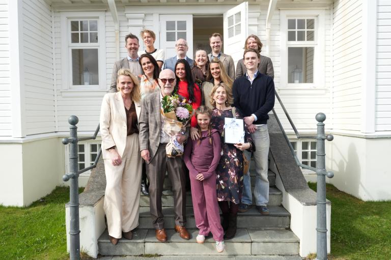 Hópur í tröppum Höfða eftir að Guðjón Friðriksson var útnefndur heiðursborgari. Hann, Heiða Björg borgarstjóri og fjölskylda hans