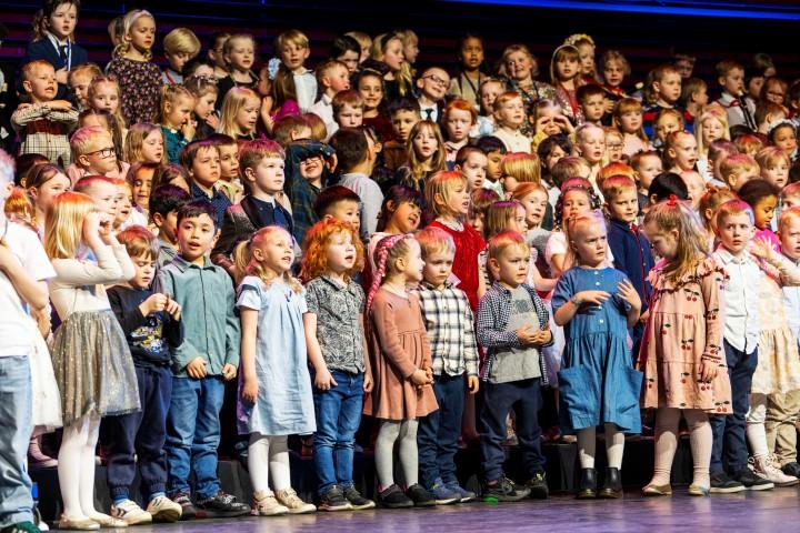 Leikskólabörn á sviði í Eldborg í Hörpu á Barnamenningarhátíð 2025