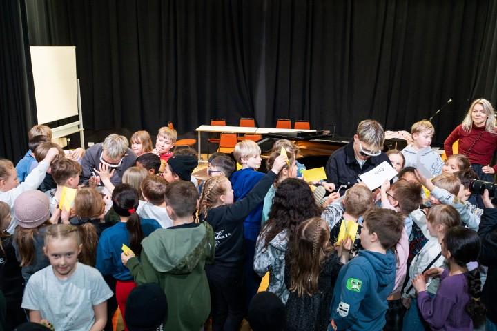 VÆB gefur eiginhandaráritanir