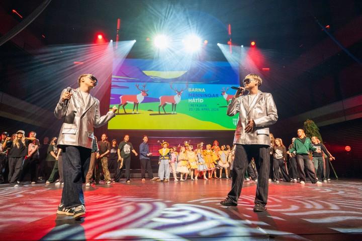 VÆB bræður flytja lag Barnamenningarhátíðar Sama hver það er við setninguna.