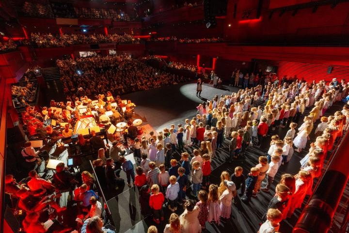 Eldborgarsalur börnin á sviði og foreldrar, ömmur, afar, frædur og frænkur horfa á.