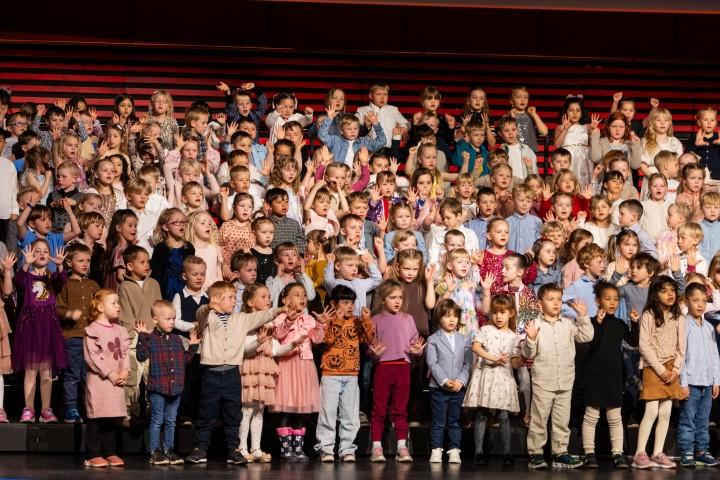 Börnin prúðbúin og stillt á sviðinu.