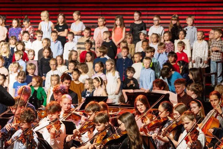 Börnin syngja við undirleik ungra tónlistarmanna úr tónlistarskólum í borginni