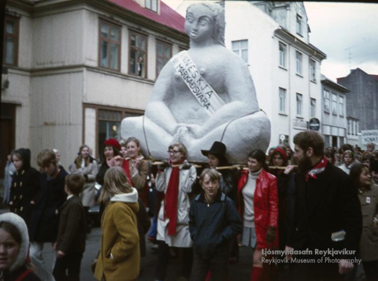Styttan Venus borin á öxlum kvenna í kröfugöngu á Laugavegi 1.maí 1970.