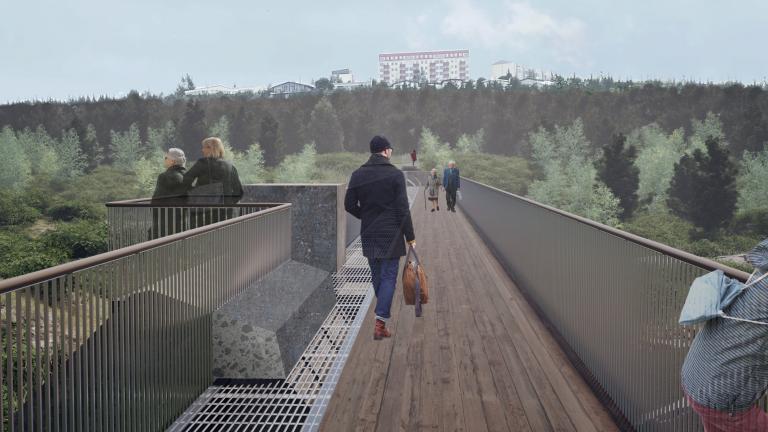 fólk á gangi yfir brú. Gróður í baksýn.
