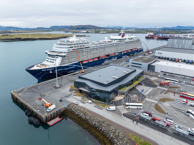 Farþegamiðstöðin Vör, loftmynd, Vör í forgrunni, skemmtiferðaskip og aðsigling í bakgrunni
