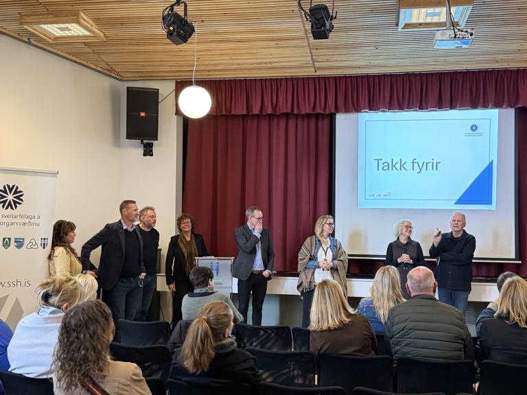 Skólamálanefnd SSH stendur eftir kynningu til að ræða skýrsluna við viðstadda.