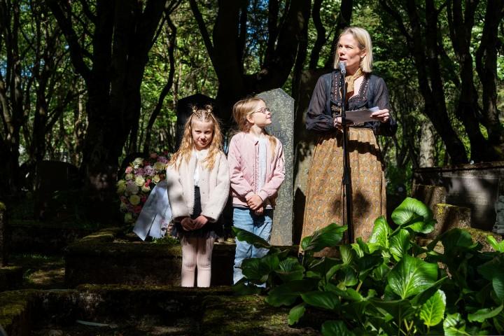 Björg Magnúsdóttir, forseti borgarstjórnar, flytur ræðu í Hólavallagarði. Þær Jóný og Nína fylgjast með.